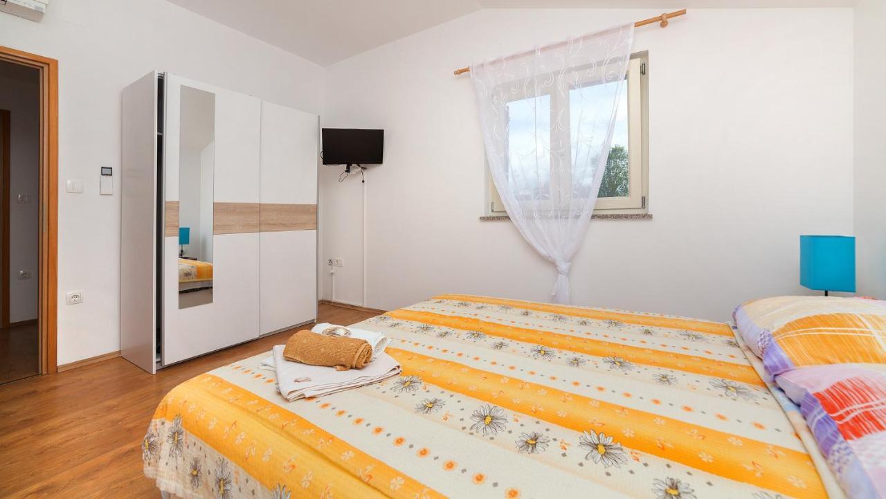 Apartments Barbara With Pool Brsec Ngoại thất bức ảnh