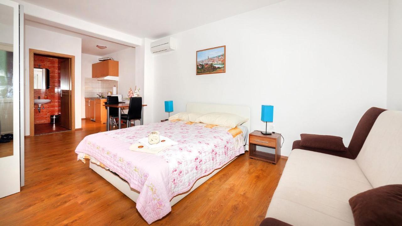 Apartments Barbara With Pool Brsec Ngoại thất bức ảnh